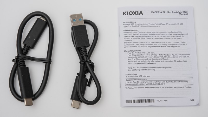 SSD je popraćen dvama kabelima i višejezičnom knjižicom s uputama – zašto ne samo jedan USB-C kabel, uz adapter na USB Type-A?