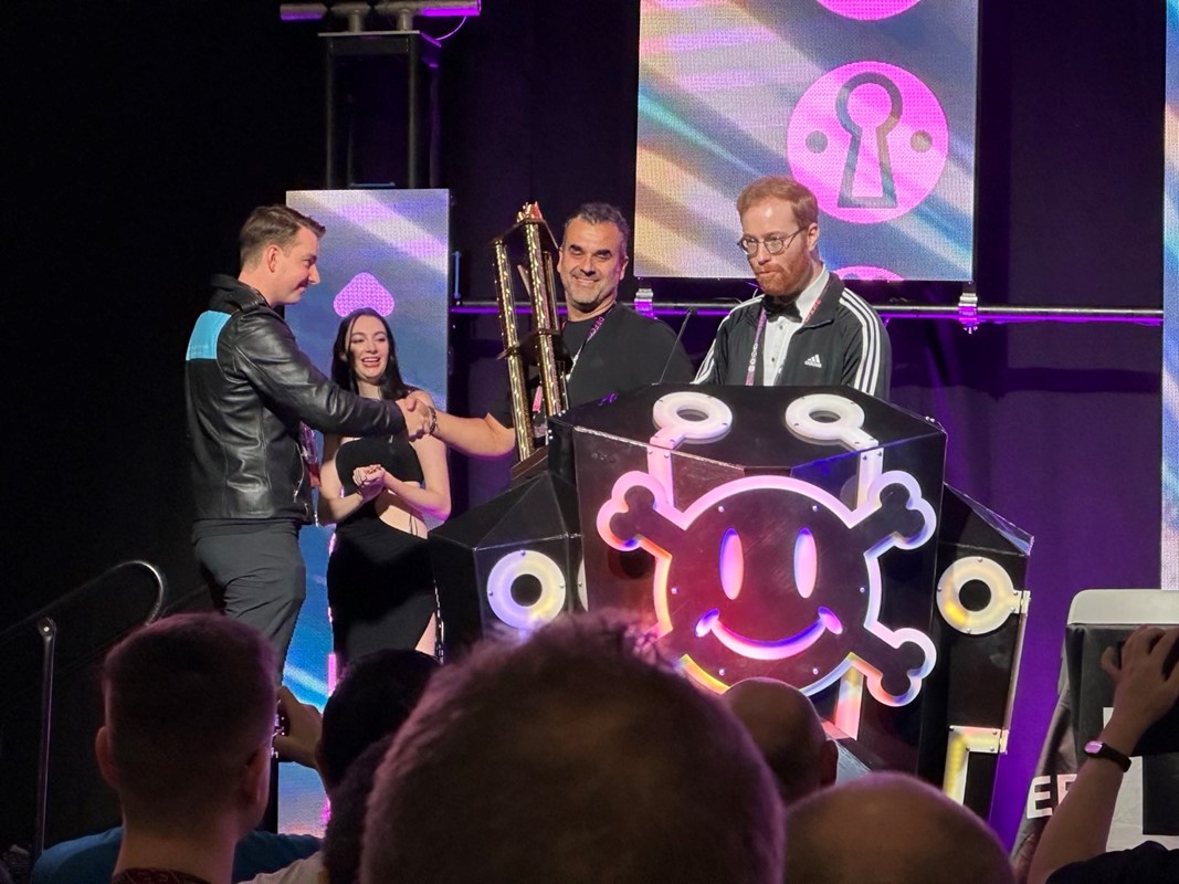 Predsjednik Crowdstrikea, Michael Sentonas, prima nagradu