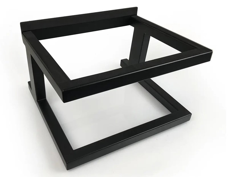 Sa zvučnicima se isporučuju metalni stalci, koji ih podižu i naginju za 5°, kako bi što bolje "gađali" uši slušatelja