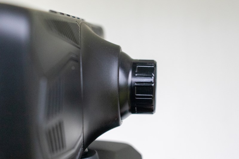 Objektiv se može pomicati u svim smjerovima, kako bi se olakšalo kadriranje. Pokreti mu nisu osobito rafinirani