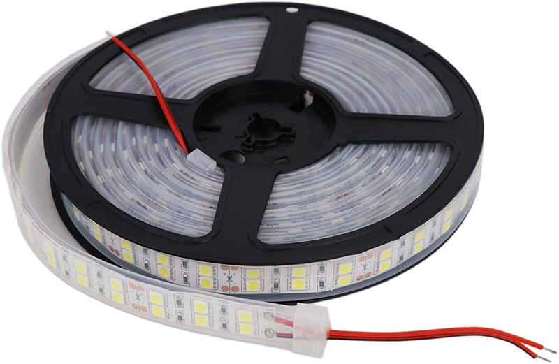 LED trake mogu biti “gole”, mogu biti prevučene debelim silikonskim slojem, a mogu biti i unutar prozirne cijevi, ako moraju biti vodootporne – kako ćete postupati s njima, kako ćete na njih lemiti žice, ili kako ćete ih spajati, ovisi o izvedbi