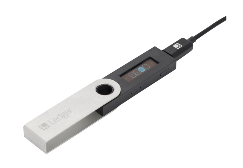 Makar liči na klasični memorijski stick iz kojeg bi mogao proviriti USB Type-A priključak, konekciju s računalom ostvaruje putem Micro-USB utora, uz posredovanje priloženog kabela