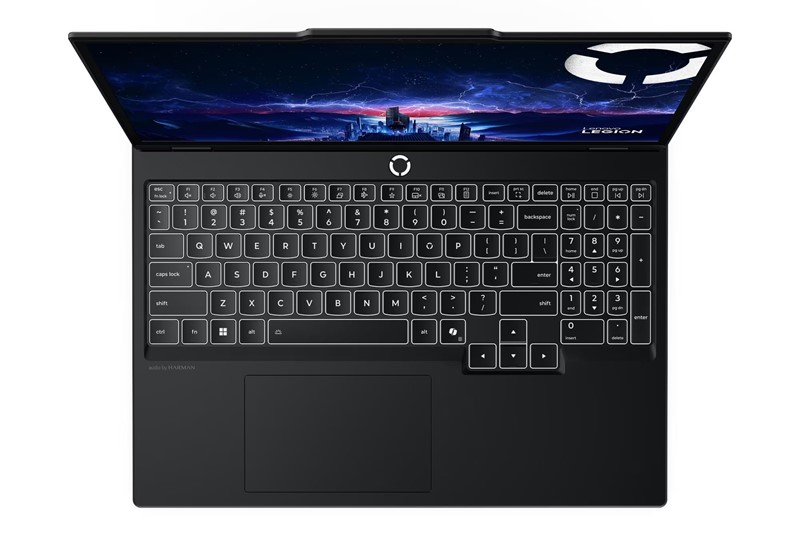 OLED zaslon razlučivosti 2560 × 1600 piksela i osvježavanja od 165 Hz, koji pokriva 100% DCI-P3 spektra i ima HDR mogućnosti, jedna je od najvećih prednosti ovog modela