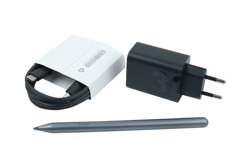 Osim olovke, u pakiranju su 30-vatni naponski adapter i USB-C kabel. Problem je jedino što tablet podržava 45 vatno napajanje