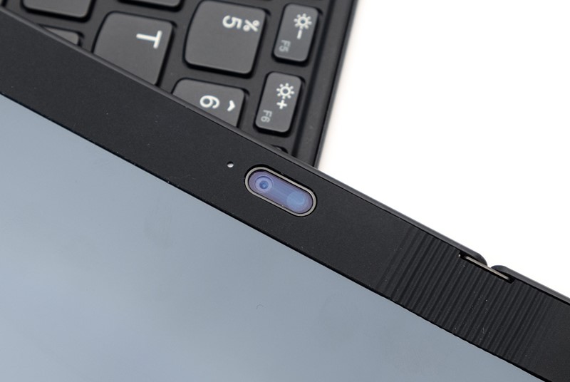 Kamera ugrađena u rub ekrana ima razlučivost od čak 5 megapiksela, a opremljena je i IR senzorom, što omogućuje da se koristi za logiranje u Windowse skeniranjem lica
