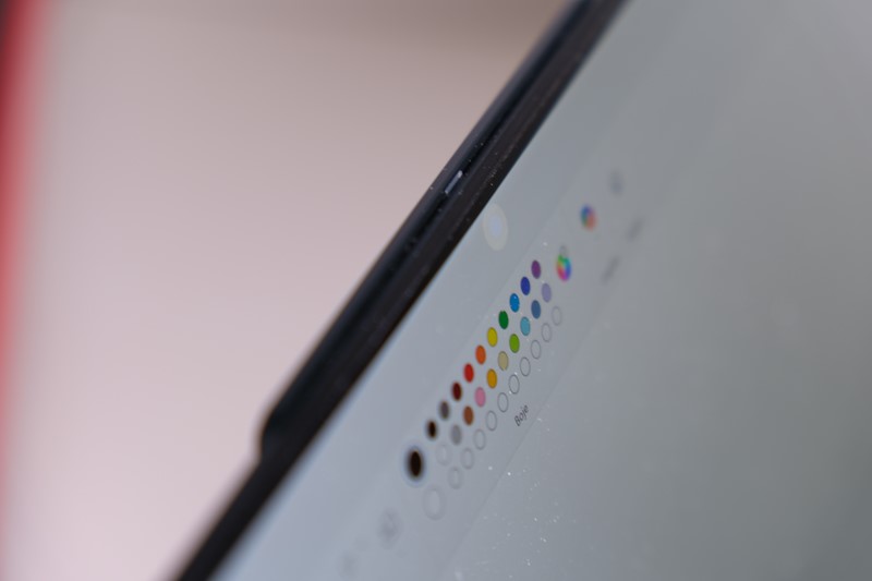 Web-kamera je smještena iza ekrana, a postaje vidljiva tek ako se ekran promatra s ekstremno oštrog kuta na bijeloj pozadini. Iako je senzor razlučivosti 32 MP, kvaliteta joj pati upravo zbog pozicije iza ekrana