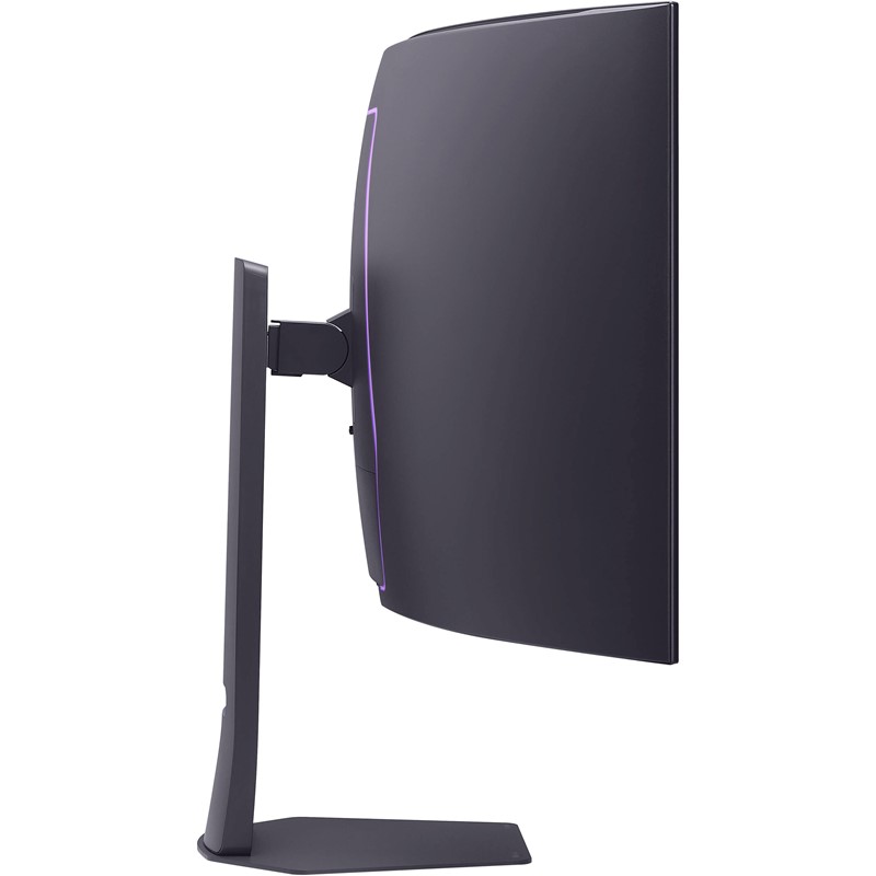 Pogled s profila zorno ukazuje na agresivnu zakrivljenost ekrana