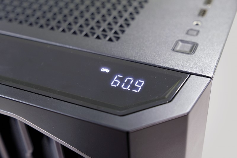 Na samom vrhu prednje maske postavljen je jednostavan ekran, koji pritiskom na tipku prikazuje trenutačnu temperaturu procesora ili grafičke kartice