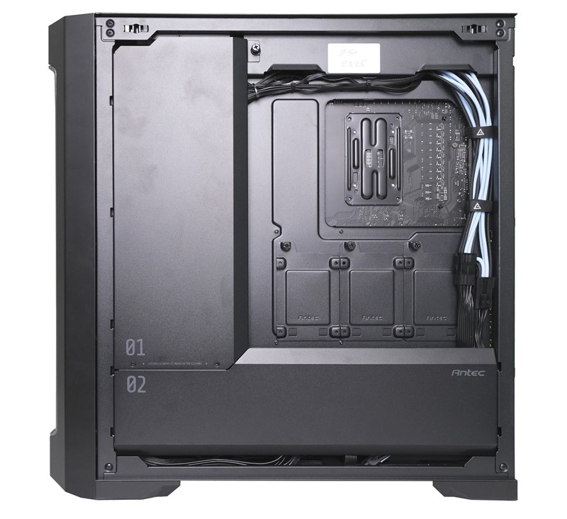 Zanimljivost Antecova kućišta očituje se u metalnim pokrovima koji efektivno zaklanjaju sve kabele. Uzrok tome vjerojatno leži u činjenici što je i desna strana kućišta načinjena od kaljenog stakla. Još jedna zanimljivost je korištenje kvalitetnih produžnih kabela za 8-pinski EPS i glavni 24-pinski ATX konektor