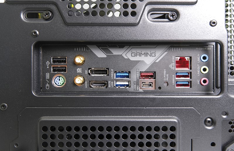 Odabrana Gigabyteova ploča nudi raznolik i funkcionalan broj konektora straga, izuzev danas nepotrebnog PS/2 priključka