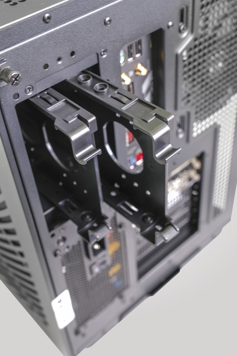 Prostor iznad napajanja iskorišten je za postavljanje dva nosača, u koje je moguće ugraditi dodatne uređaje za pohranu. Alternativno, isti prostor služi za instalaciju još jednog napajanja