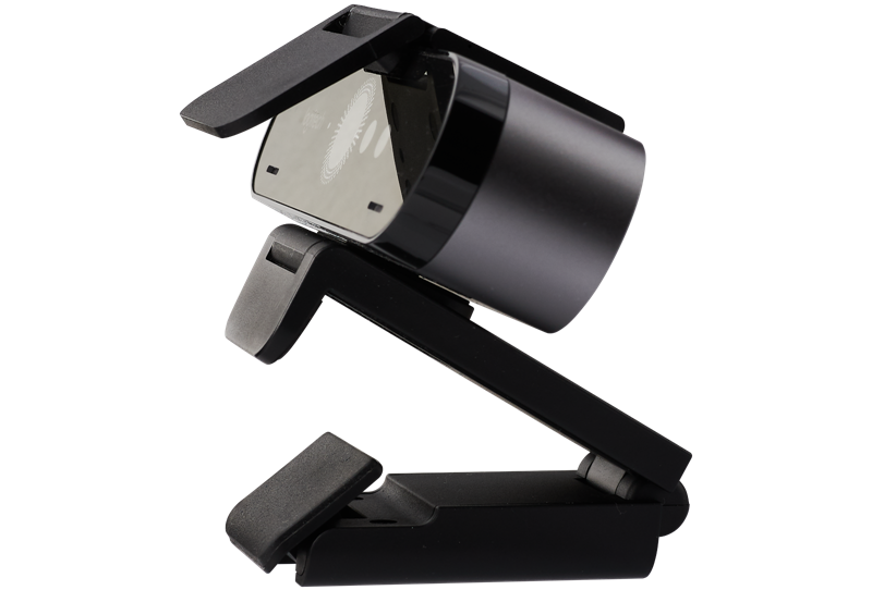 Brio dolazi sa “šiltericom” za paranoične, kako ne bi trebali lijepiti nešto preko objektiva u strahu da ih netko ne špijunira kad ne koriste kameru, a ujedno fizički štiti objektiv kad se kamera ne koristi; primijetite i da nosač kojim se kamera hvata za monitor može poslužiti i kao podesivi nosač za držanje kamere na stolu