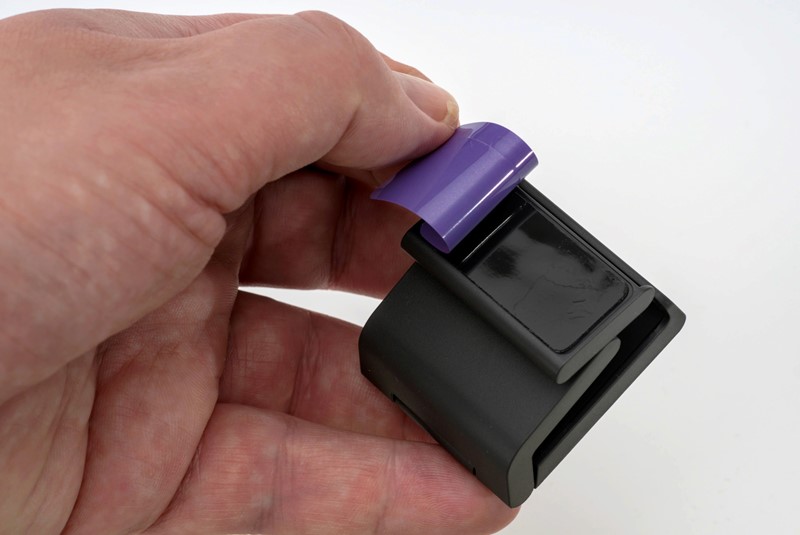 Kako bi se kamera sigurnije primila za monitor, ovdje smo, umjesto klasičnog gumenastog umetka, dobili ljepljivi umetak