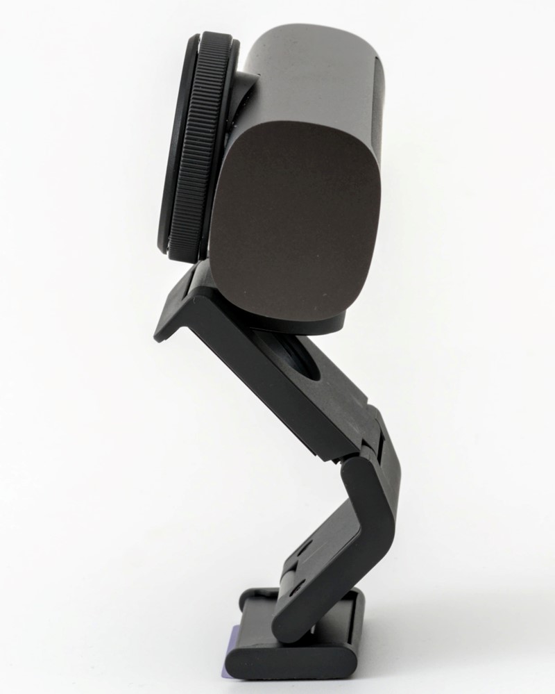 Pogled s boka može bolje dočarati fleksibilnost stalka – tu su tri osovine kojima se može regulirati nagib, a i zahvaljujući ravnom rubu pri gornjem dijelu, stalak se može zakačiti za prednju plohu kućišta monitora ili ekrana laptopa