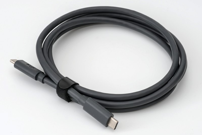 Isporučeni USB-C kabel prilično je "mesnat", no "zaboravili" su u kutiju staviti i USB-C u USB-A adapter, za one koji nemaju (slobodni) USB-C port u računalu
