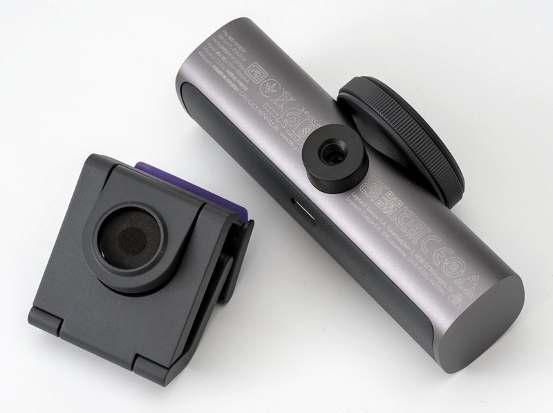 Kamera se u stalku drži magnetski, što joj ujedno omogućuje okretanje lijevo-desno, a i lako ju je odvojiti i, zbog standardnog navoja za stativ, staviti na neki drugi držač, stalak (premda, rupa s navojem malo je preplitka)