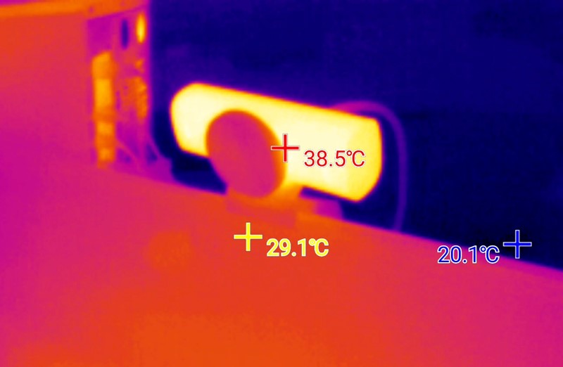 MX Brio tijekom rada malo se zagrije, no ne toliko da bi bio vruć