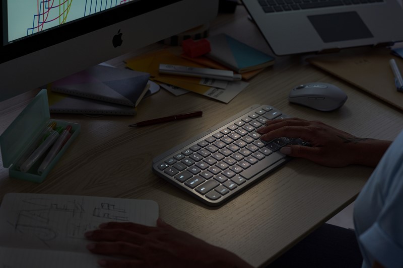 Dopadljivo bijelo pozadinsko osvjetljenje tipki aktivira se čim ugrađeni senzor pokreta zaključi da smo tipkovnici približili dlanove