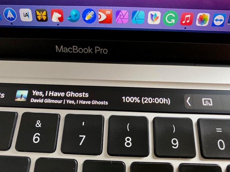 Iako macOS više nema službenog načina za procjenu preostalog trajanja baterije jer nam je Apple tu mogućnost ukinuo prije nekoliko verzija i nikada je nije vratio, alati poput BetterTouchToola taj podatak ipak znaju prikazati na touchbaru. Najoptimističnije procjene, odmah nakon “skidanja” s punjača i uz lagano opterećenje, dosežu i 20 sati autonomije.