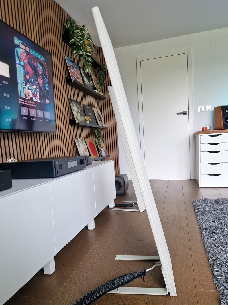 Zvučničke kutije nema, a magnetostatska zvučnička jedinica dipolne je prirode, što znači da zvuk ispušta u obje strane. Takva izvedba omogućila je tanak profil zvučnika