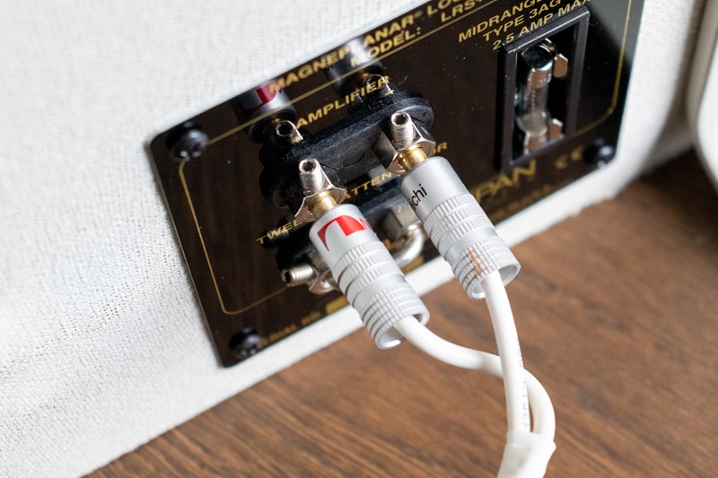 Terminali primaju golu žicu i banane. Spajanju prethodi otpuštanje imbus-vijaka, koje je potom potrebno zategnuti