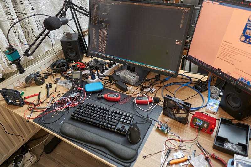 Ovakav nered na stolu znači samo jedno – "uradi sam", što je, uz malo lemljenja i programiranja, rezultiralo uređajčićem za reguliranje i mjerenje raznih parametara PWM ventilatora