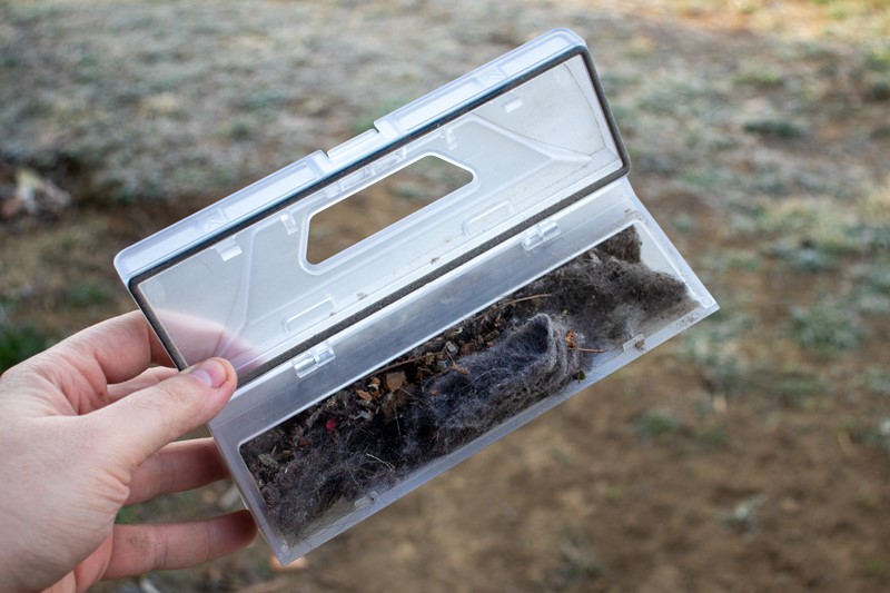 Spremnik za usisavač kapaciteta je od 450 mililitara pa ga valja redovito prazniti. Ovisno o čistoći vašeg doma, broju kućnih ljubimaca, vrsti i količini tepiha i sličnim parametrima, moguće je da ćete ga morati prazniti nakon svakog čišćenja