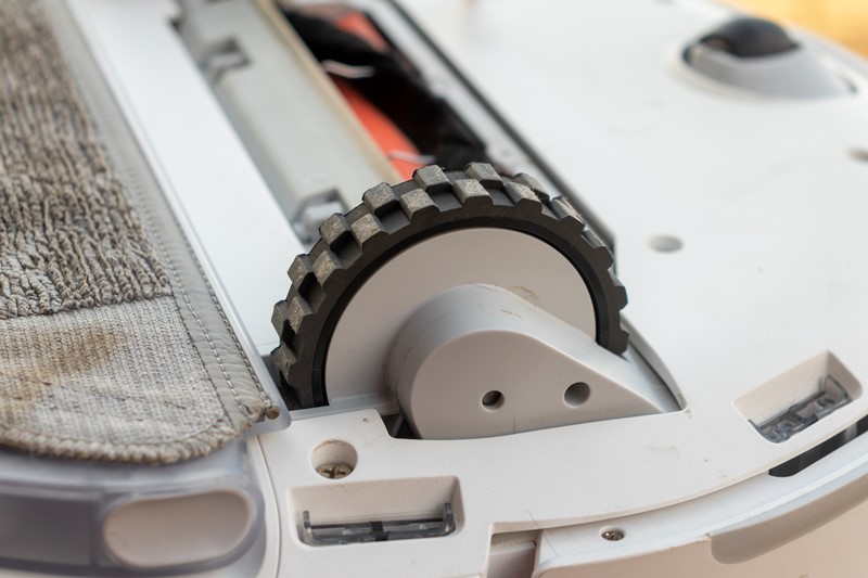 Izvedba kotača omogućuje glatko kretanje usisavača po svim kućnim podlogama, ali i penjanje na tepihe visine do 20 milimetara