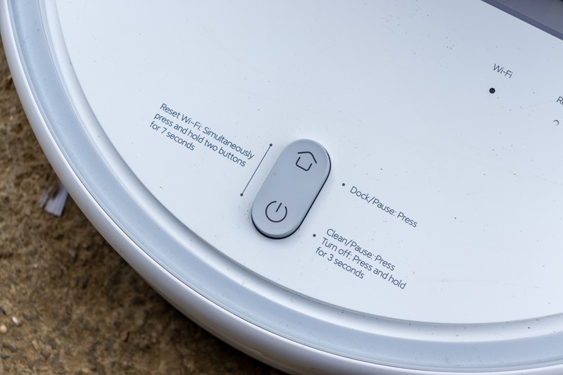 Fizičke tipke na gornjoj strani usisavača namijenjene su pokretanju čišćenja ili povratka na bazu