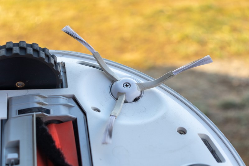 Rotacijska bočna četka uvlači prljavštinu s rubova prostora prema glavnoj četki