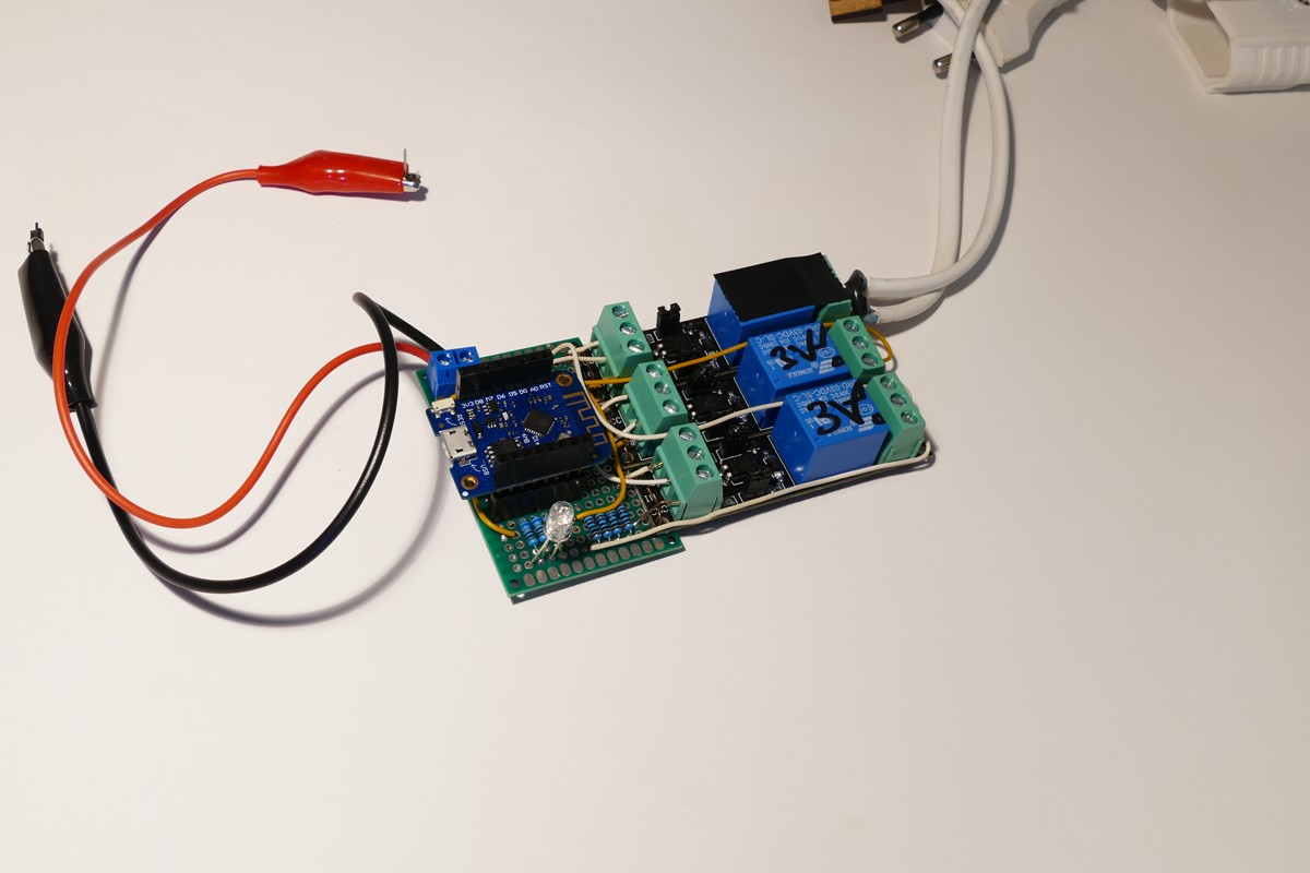 Pametan punjač baterija koji im mjeri napon i puni ih (ili prazni!) dok ne dosegne napon koji je korisnik zadao, baziran na mikrokontroleru ESP8266, relejnim modulima i minimalnim hardverom