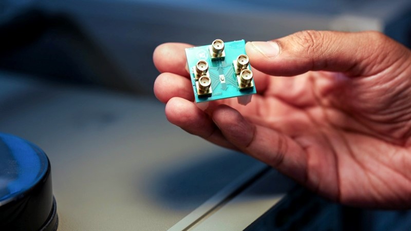 Prvi procesor koji računa i na ultrabrzim podatkovnim signalima i na bežičnim komunikacijskim signalima koristeći fiziku mikrovalova 📷 Charissa King-O'Brien / Cornell Engineering