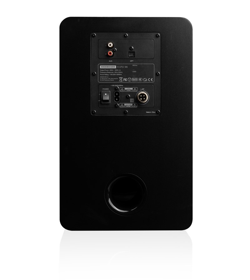 Straga imamo analogni RCA ulaz i digitalni optički. Potonji možemo koristiti kada želimo da zvučnici sami obavljaju digitalno-analognu konverziju