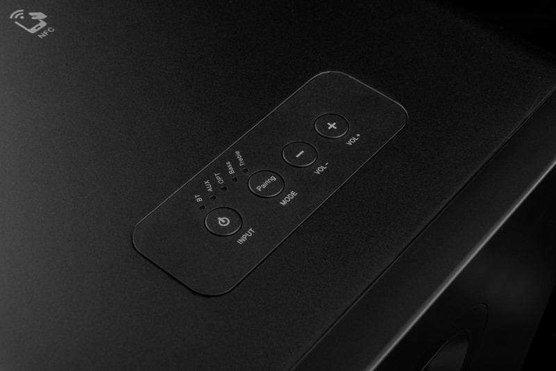 Kontrole su same za sebe korektne, ali nedostaje indikator trenutačno namještene razine basa i visokih tonova