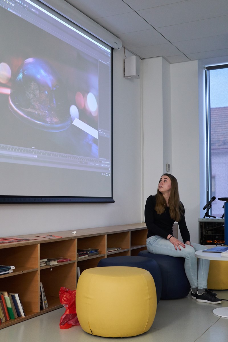 Martina Stipan objašnjava polaznicima "kreativnih razgovora" kako je izradila svoje ilustracije