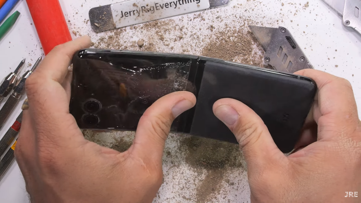 Motorola Razr 40 Ultra na testu izdržljivosti. 📷 Screenshot: YouTube/JerryRigEverything