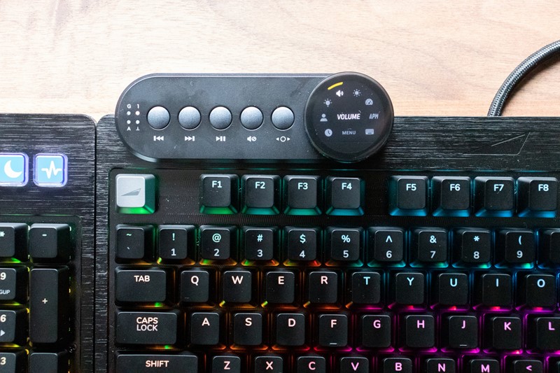 Media Dock moguće je fiksirati na lijevu ili desnu stranu stražnjeg dijela tipkovnice. Donosi multimedijalne kontrole i okrugli ekran, čiji obod funkcionira kao kotačić. Putem ekrana pristupamo funkcijama poput reguliranja glasnoće zvuka i intenziteta pozadinskog osvjetljenja tipki, odabira svjetlosnih efekata i drugog