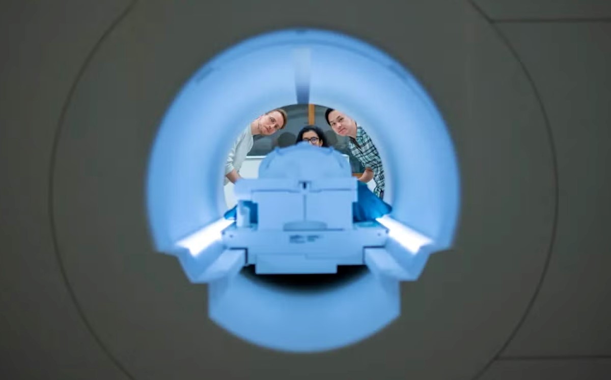 Neuroznanstvenici Teksaškog sveučilišta Austinu uz fMRI skener kojim su prikupljali podatke za uvježbavanje semantičkog dekodera 📷 Nolan Zunk/UT Austin