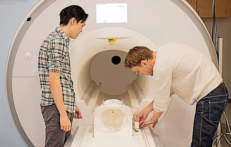 Jerry Tang i Alex Huth demonstrirali su alat temeljen na umjetnoj inteligenciji koji može prevesti nečije misli u kontinuirani tekst, bez potrebe da osoba razumije izgovorene riječi  📷 Nolan Zunk/UT Austin