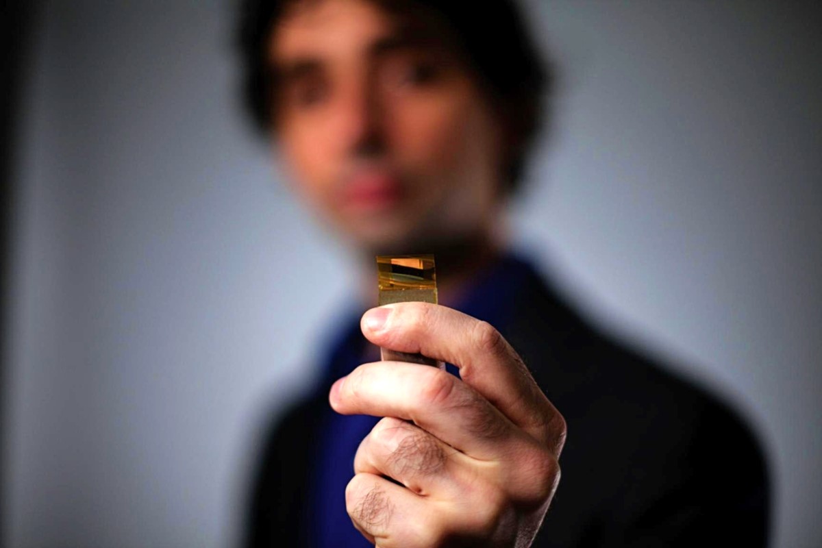 Jonathan Viventi drži implantat ultratankog filma koji dovodi više elektroda u mozak radi boljeg skupljanja neuralnih signala 📷 Chris Hildreth