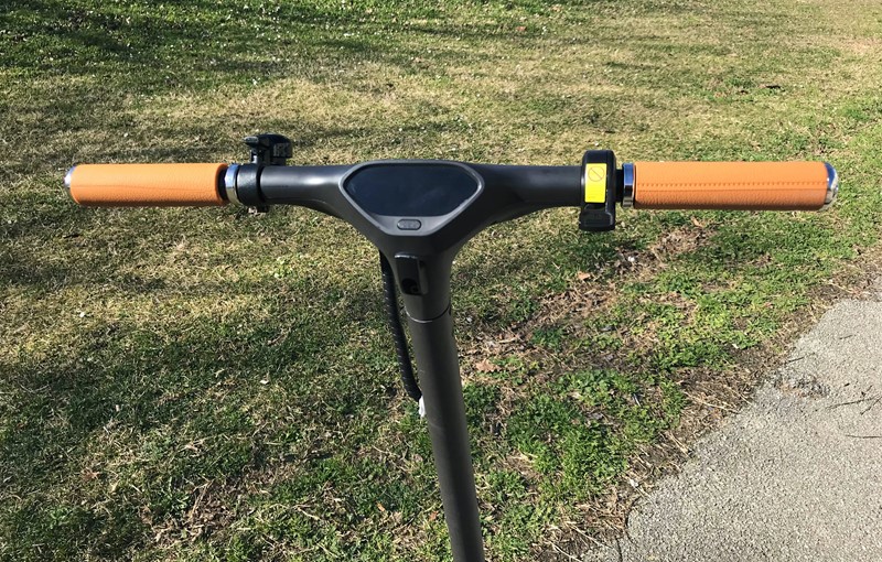 Široki upravljač s velikim integriranim zaslonom i s prednje strane svjetlom koje se podešava preko mobilne aplikacije