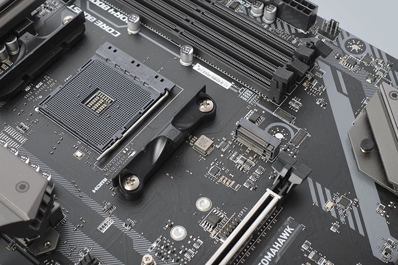 Ploča ima jedan NVMe M.2 konektor pune propusnosti, smješten između procesora i grafičke kartice