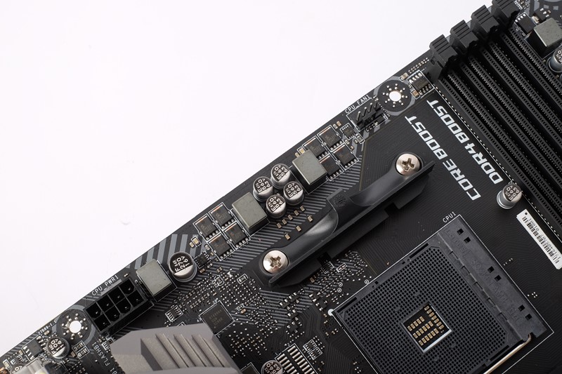 Konfiguracija naponske jedinice slična je kao ona na modelu B450 Tomahawk, no predstavlja veliku nadogradnju u odnosu na stariji model B350M Mortar