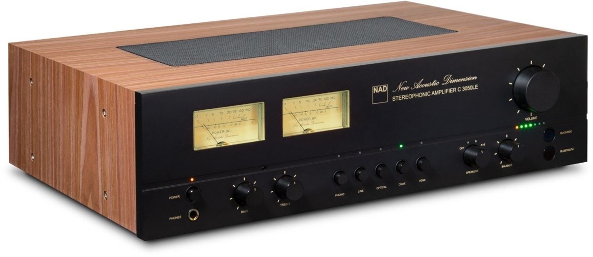 NAD je svoje novo pojačalo C 3050 osmislio za ljubitelje vintage dizajna, sve s vinilnom oblogom koja imitira orahov furnir, te nostalgičnim VU-metrima ugodne, žute nijanse