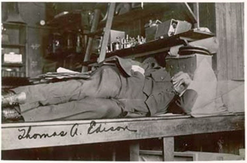 Thomas Alva Edison u svojoj radionici, u punom zamahu inventivne kreativnosti