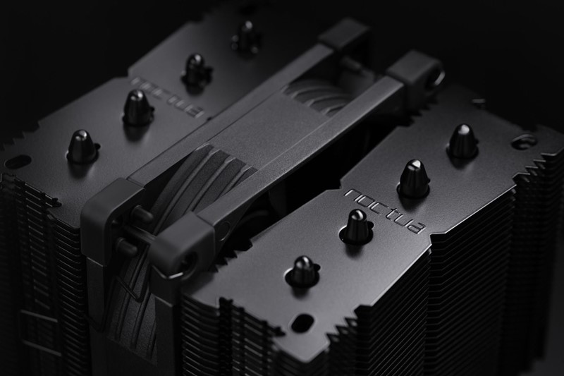 Vrhovi toplovodnih cijevi savršeno su poravnati s ventilatorom, jednom kada se on pravilno ugradi između pasivnih blokova