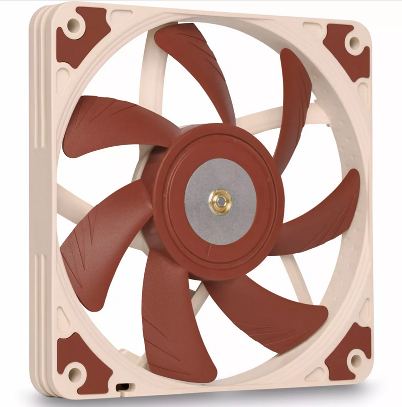 Isporučeni ventilator NF-A12x15 PWM može se kupiti i odvojeno, a njegove najbitnije značajke su stanjena debljina od 15 mm te brzina vrtnje u rasponu od 450 do 1.850 o/min. Mi smo na testu izmjerili maksimalnih 1.770 o/min