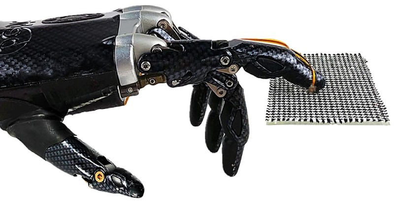 Robotska ruka prepoznaje teksturu materijala pomicanjem senzora na vrhu prsta  📷 Chuan Fei Guo