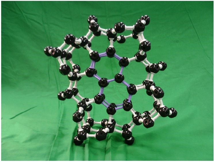 Novamen s dva prstena (grafitni dio molekule označen je ljubičastim vezama)