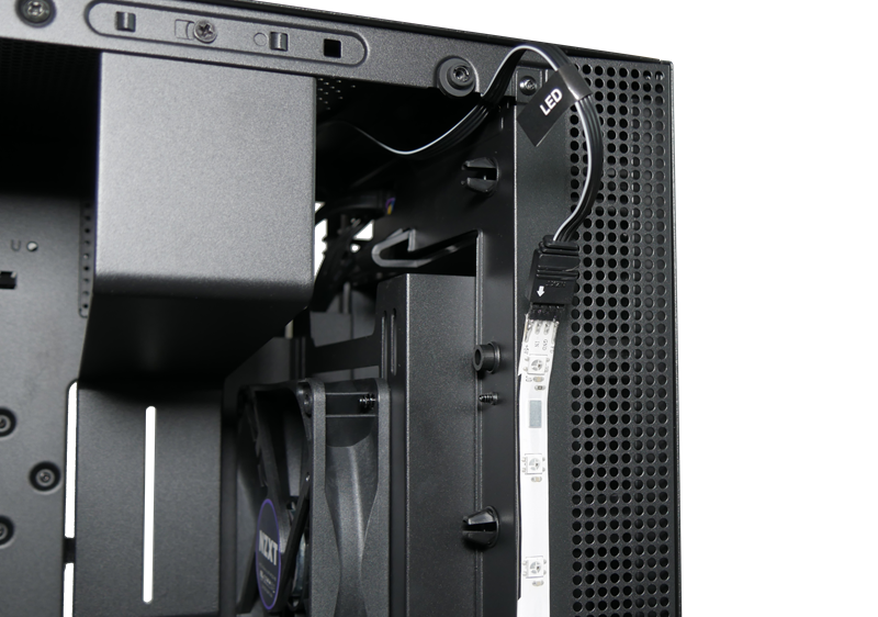 Uz NZXT H400i dobiti ćete čak dvije RGB LED trake duljine 30 cm, od kojih je jedna predinstalirana uz gornji, unutarnji rub kućišta, a druga vam ja na opciju za postaviti gdje želite (magnet + 3M traka), makar je NZXT već sproveo i kablove za nju uz desni rub